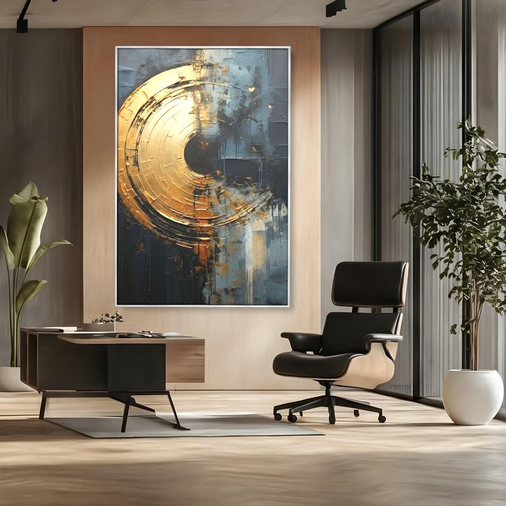 Tablou canvas cu tablou abstract cu cerc auriu, in rama de aluminiu argintiu, pe perete intr-un birou